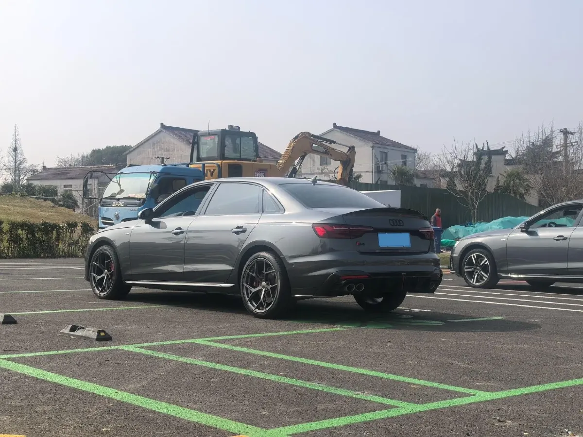 2022 Audi A4L 2.0T 190HP L4 7DCT,autocango,china used car exporter,china ev exporter,chinese used car exporter,chinese used ev exporter