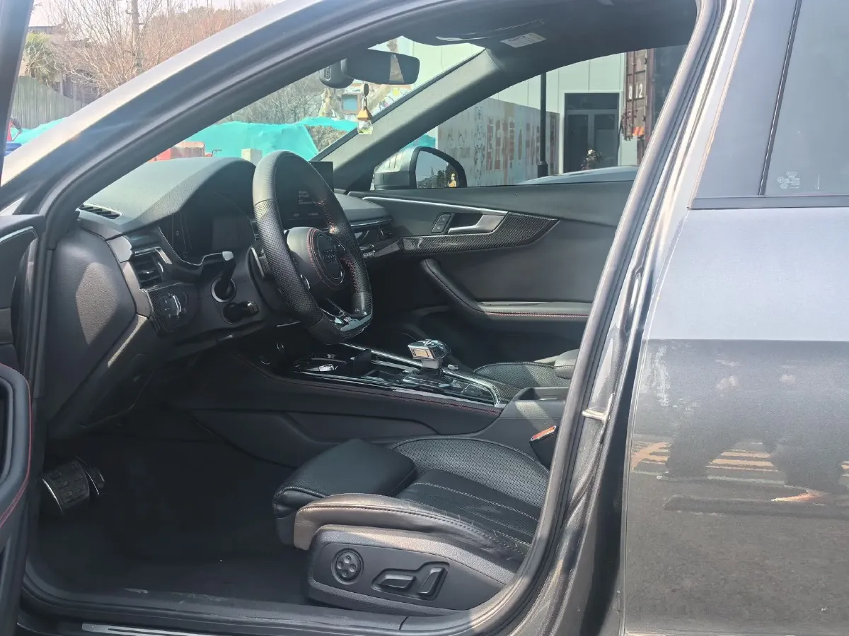 2022 Audi A4L 2.0T 190HP L4 7DCT,autocango,china used car exporter,china ev exporter,chinese used car exporter,chinese used ev exporter