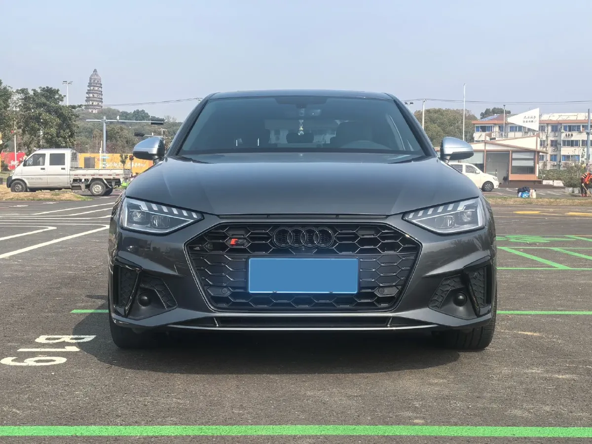 2022 Audi A4L 2.0T 190HP L4 7DCT,autocango,china used car exporter,china ev exporter,chinese used car exporter,chinese used ev exporter