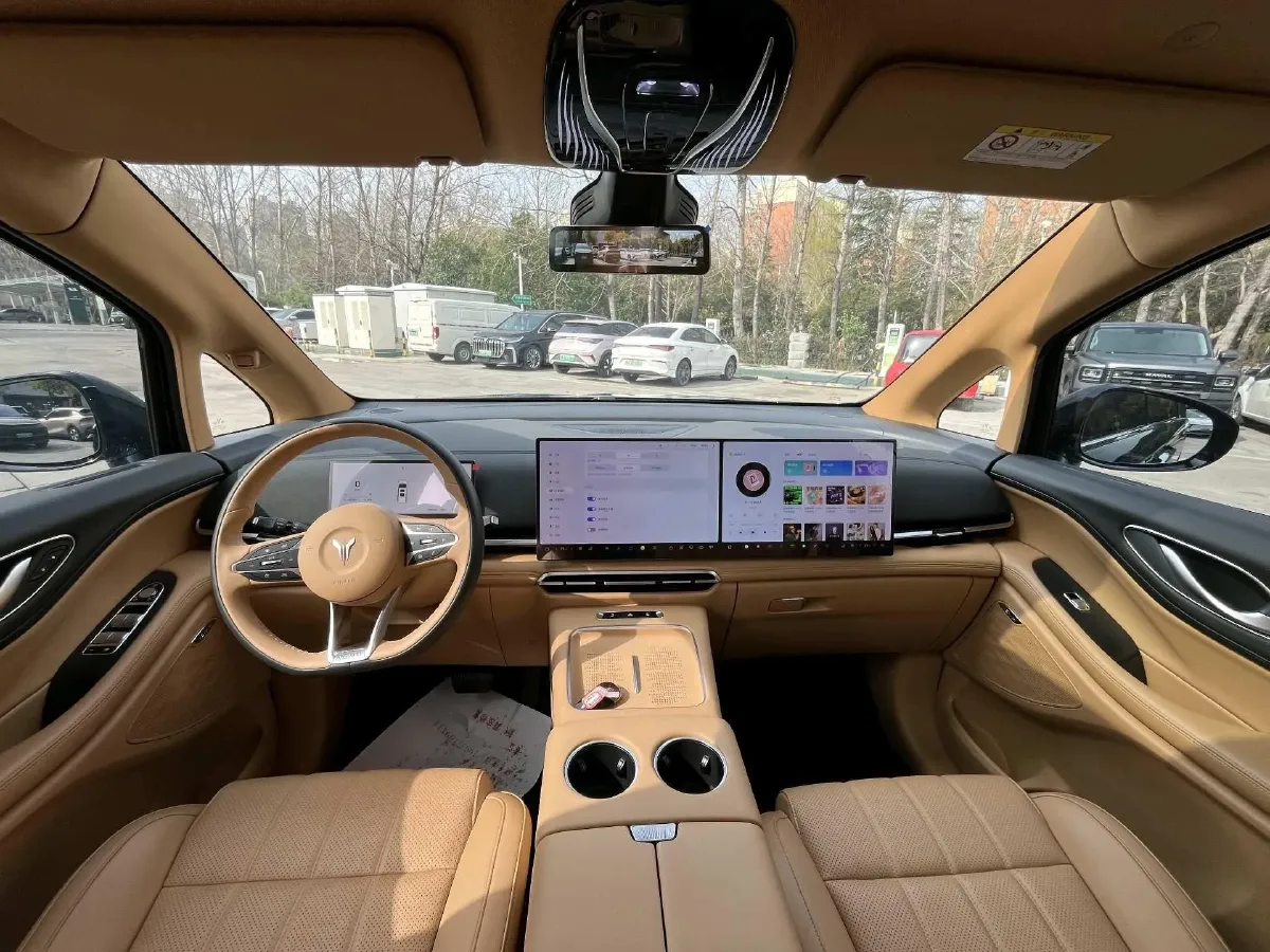 2025 Voyah Dream 1.5T 150HP L4 PHEV 41.7KWH,autocango,china used car exporter,china ev exporter,chinese used car exporter,chinese used ev exporter