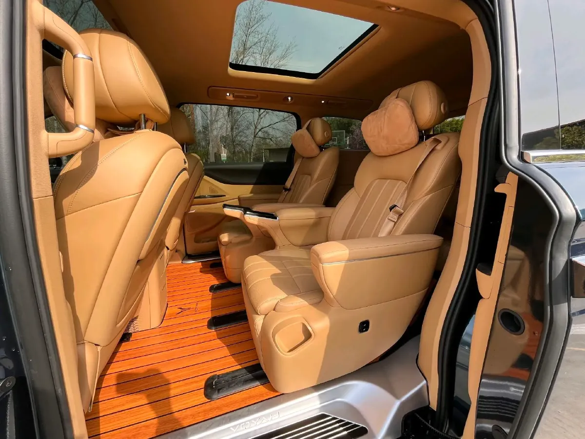 2025 Voyah Dream 1.5T 150HP L4 PHEV 41.7KWH,autocango,china used car exporter,china ev exporter,chinese used car exporter,chinese used ev exporter