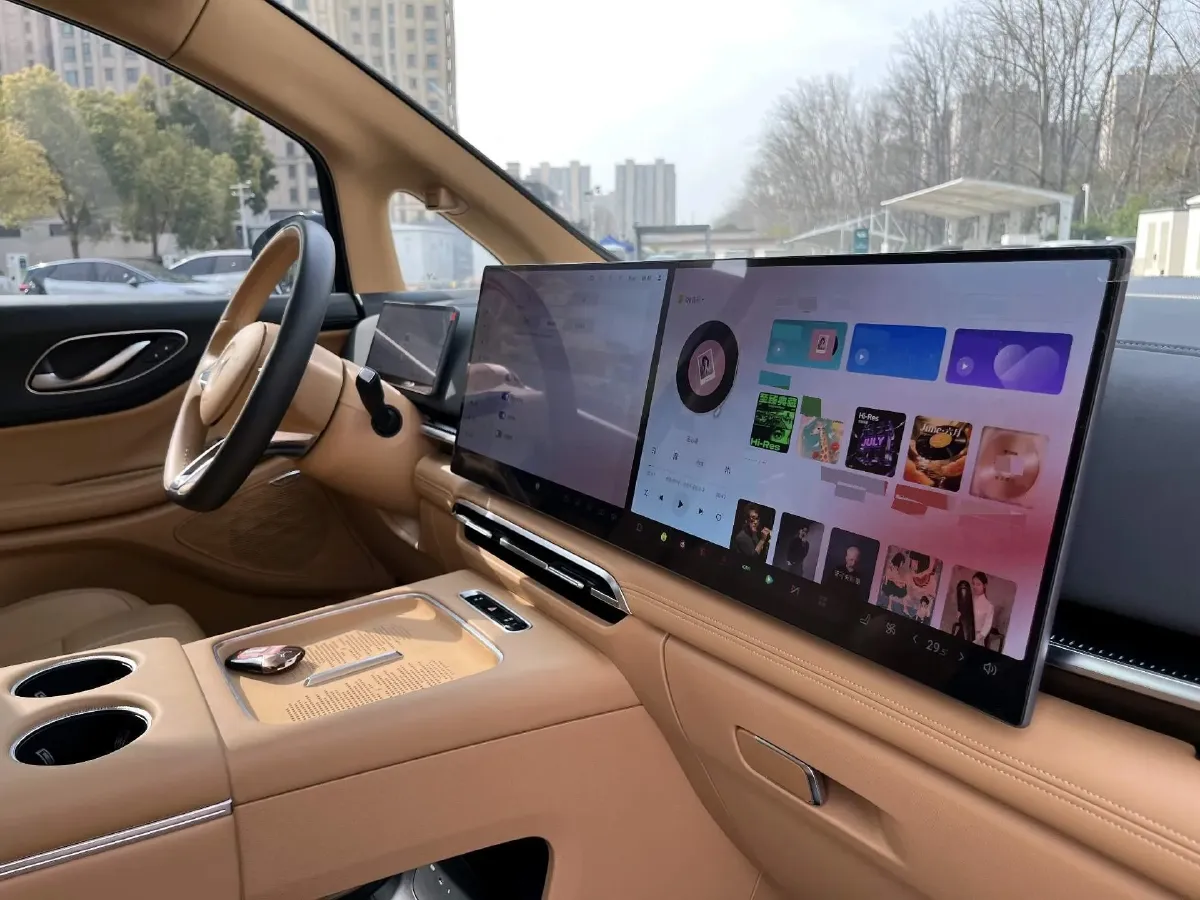 2025 Voyah Dream 1.5T 150HP L4 PHEV 41.7KWH,autocango,china used car exporter,china ev exporter,chinese used car exporter,chinese used ev exporter