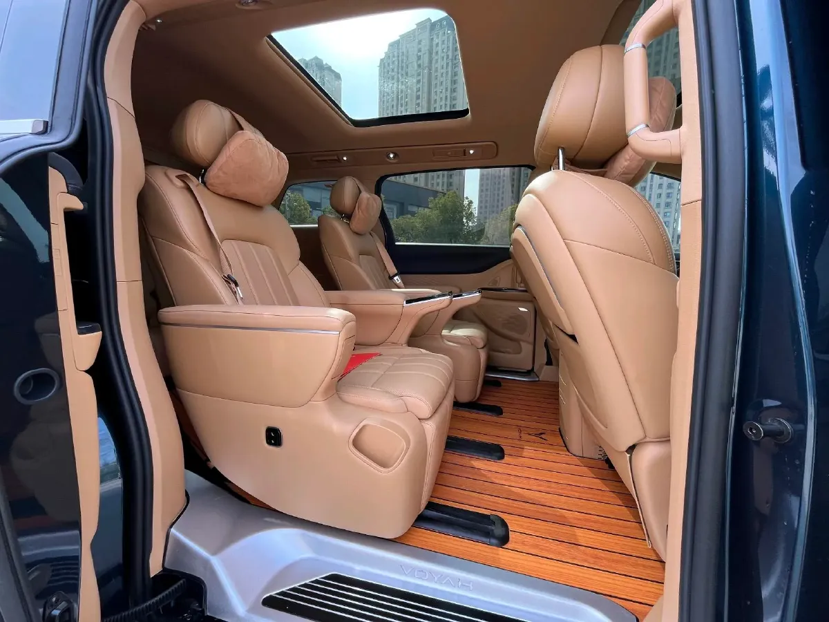 2025 Voyah Dream 1.5T 150HP L4 PHEV 41.7KWH,autocango,china used car exporter,china ev exporter,chinese used car exporter,chinese used ev exporter