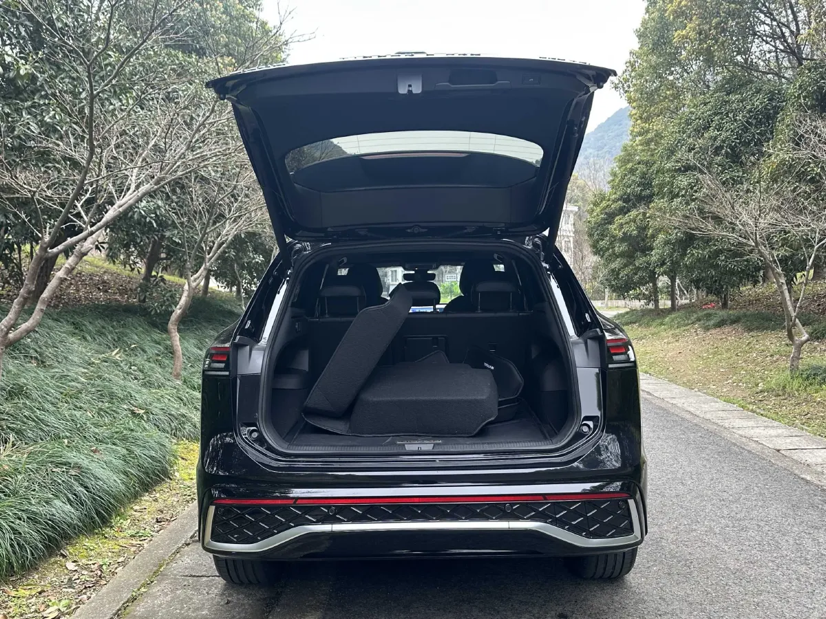 2025 Volkswagen Tiguan L 2.0T 220HP L4 7DCT,autocango,china used car exporter,china ev exporter,chinese used car exporter,chinese used ev exporter