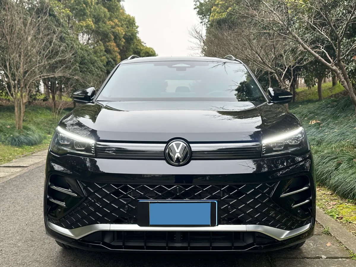 2025 Volkswagen Tiguan L 2.0T 220HP L4 7DCT,autocango,china used car exporter,china ev exporter,chinese used car exporter,chinese used ev exporter