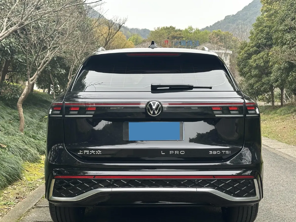 2025 Volkswagen Tiguan L 2.0T 220HP L4 7DCT,autocango,china used car exporter,china ev exporter,chinese used car exporter,chinese used ev exporter