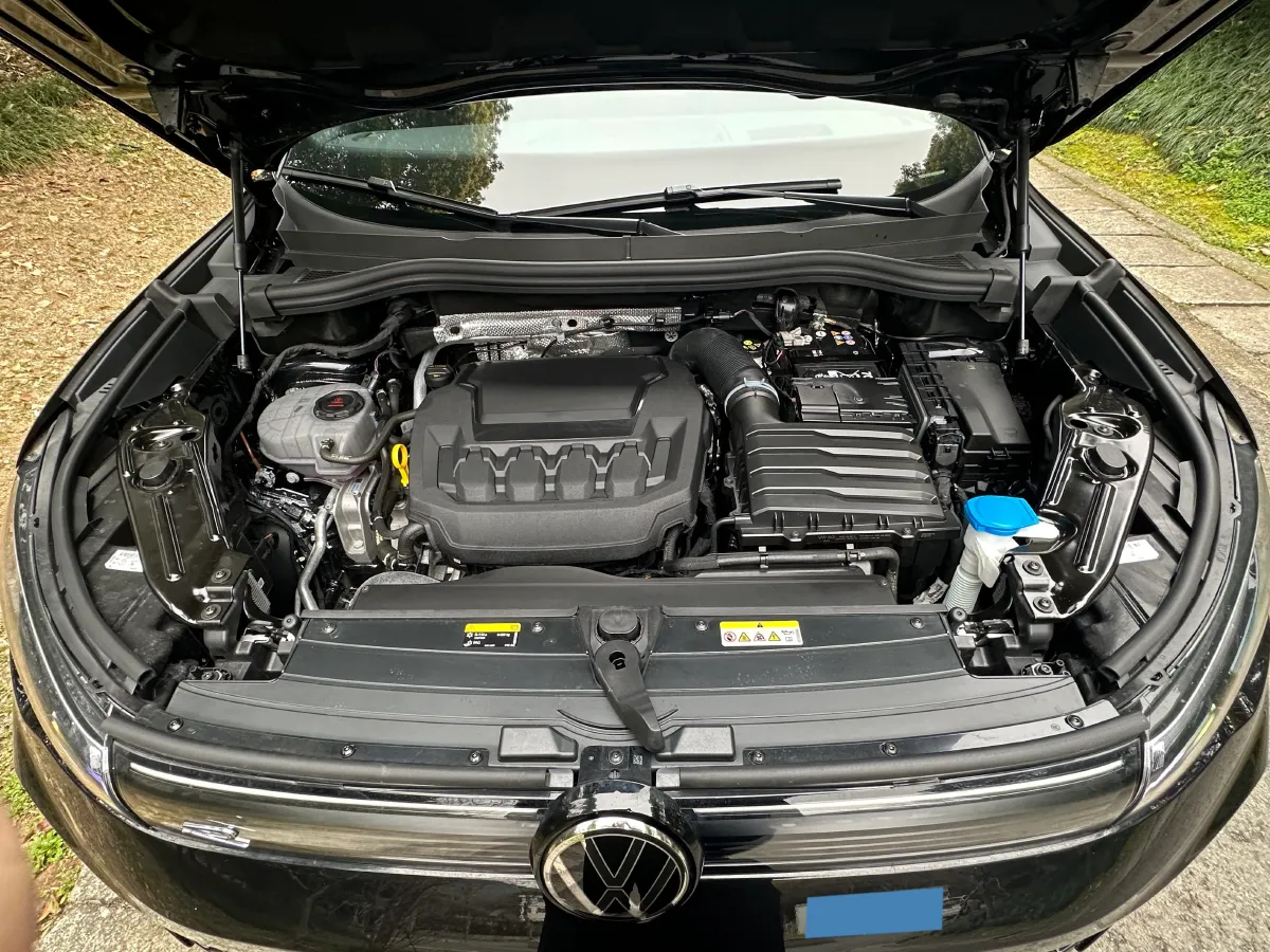 2025 Volkswagen Tiguan L 2.0T 220HP L4 7DCT,autocango,china used car exporter,china ev exporter,chinese used car exporter,chinese used ev exporter