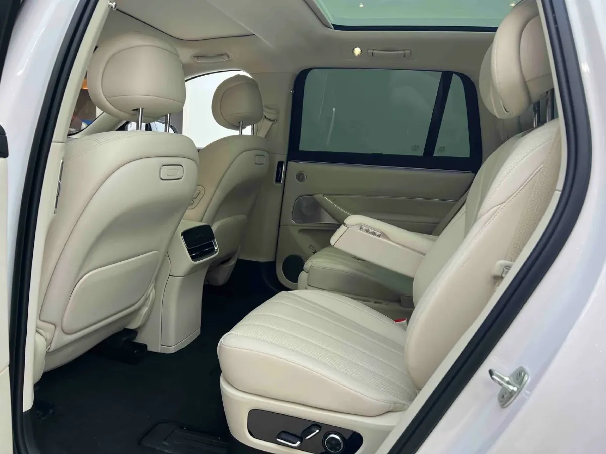 2025 AITO AITO M8 REEV 160HP REEV 53.4KWH,autocango,china used car exporter,china ev exporter,chinese used car exporter,chinese used ev exporter