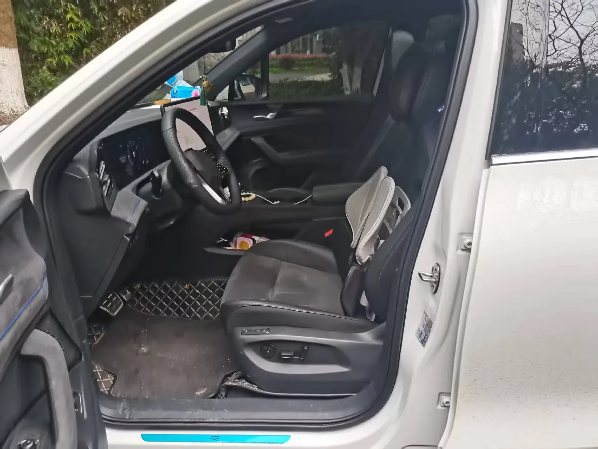 2025 Volkswagen Tiguan L 2.0T 220HP L4 7DCT,autocango,china used car exporter,china ev exporter,chinese used car exporter,chinese used ev exporter