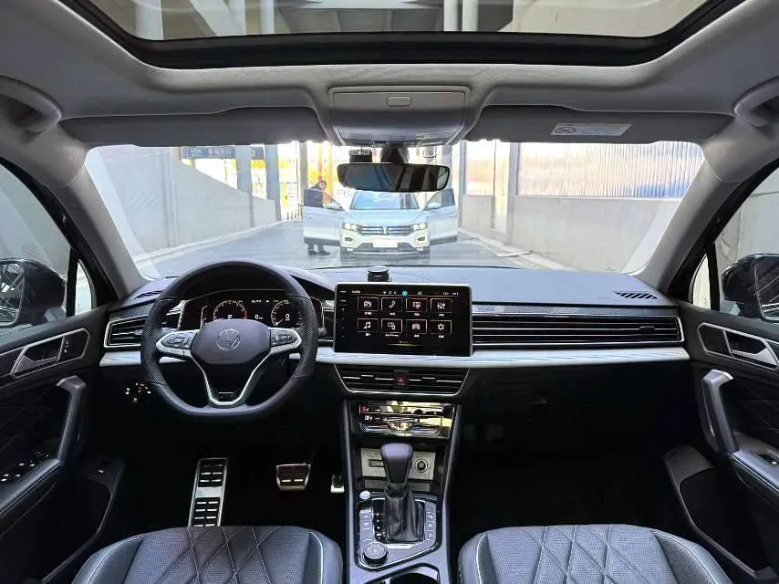 2024 Volkswagen Tiguan L 2.0T 220HP L4 7DCT,autocango,china used car exporter,china ev exporter,chinese used car exporter,chinese used ev exporter