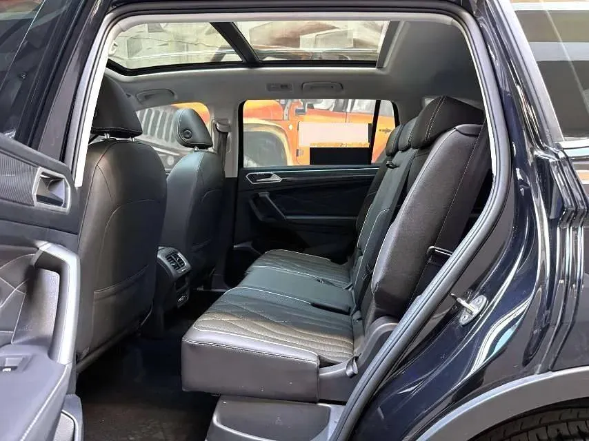 2024 Volkswagen Tiguan L 2.0T 220HP L4 7DCT,autocango,china used car exporter,china ev exporter,chinese used car exporter,chinese used ev exporter