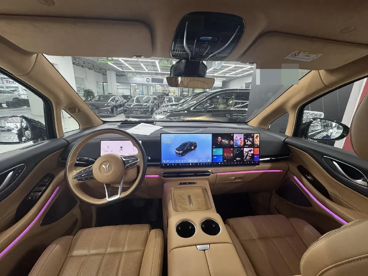 2025 Voyah Dream 1.5T 150HP L4 PHEV 41.7KWH,autocango,china used car exporter,china ev exporter,chinese used car exporter,chinese used ev exporter