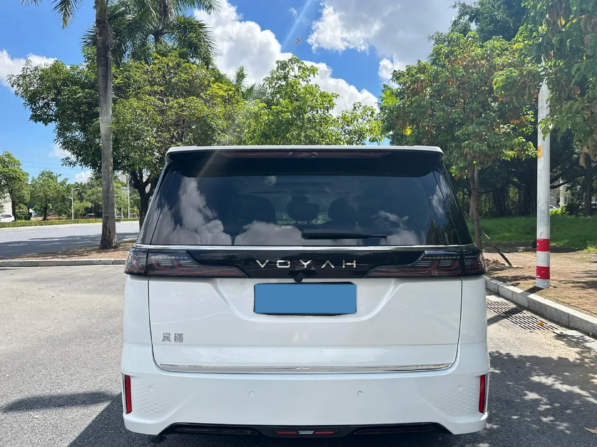 2025 Voyah Dream 1.5T 150HP L4 PHEV 41.7KWH,autocango,china used car exporter,china ev exporter,chinese used car exporter,chinese used ev exporter