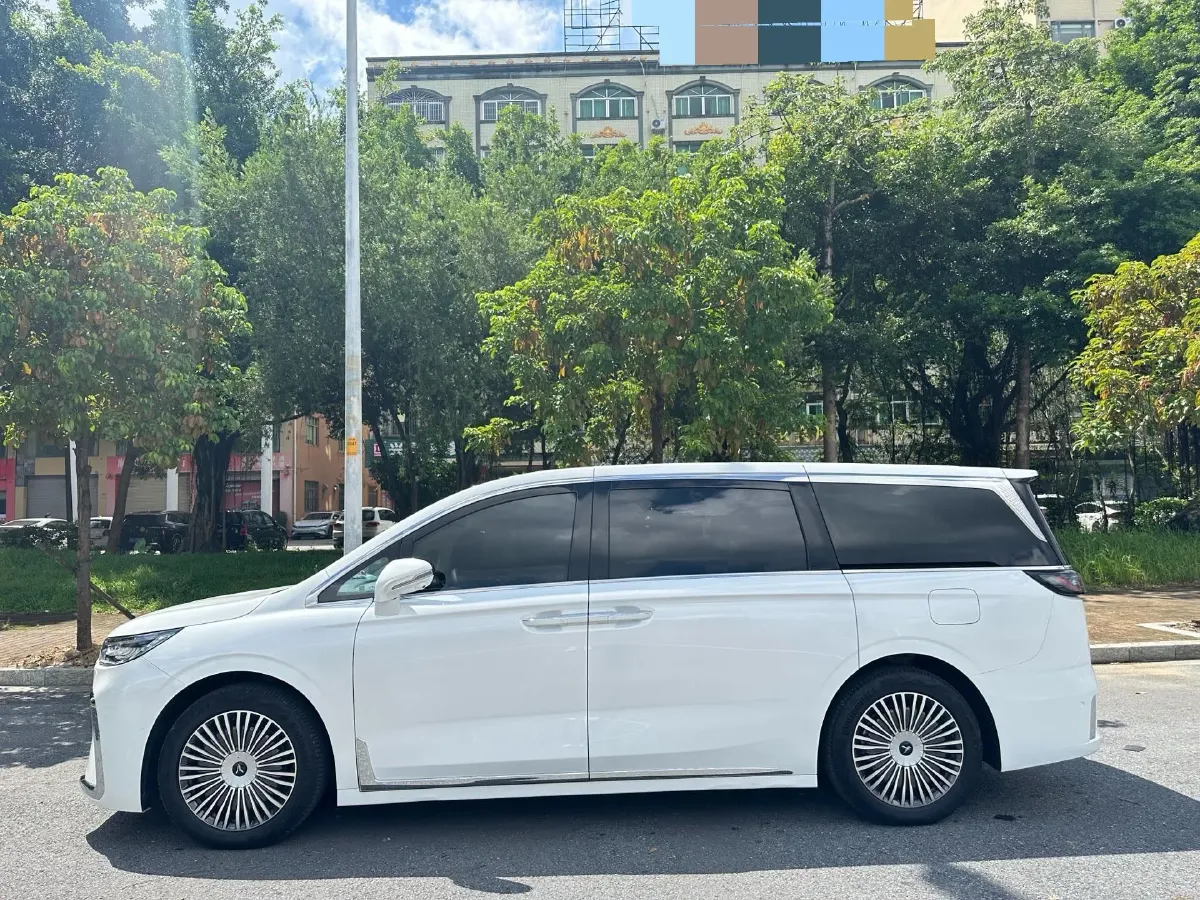 2025 Voyah Dream 1.5T 150HP L4 PHEV 41.7KWH,autocango,china used car exporter,china ev exporter,chinese used car exporter,chinese used ev exporter