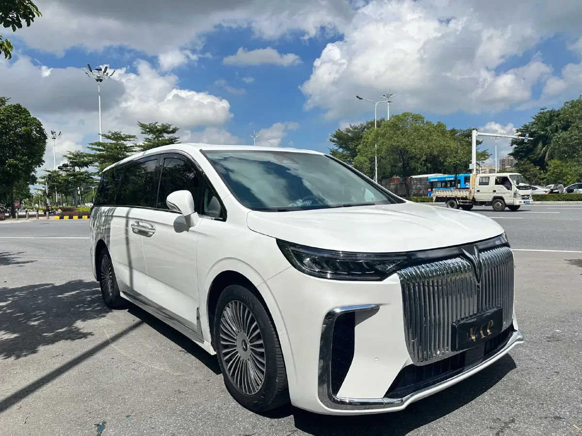 2025 Voyah Dream 1.5T 150HP L4 PHEV 41.7KWH,autocango,china used car exporter,china ev exporter,chinese used car exporter,chinese used ev exporter