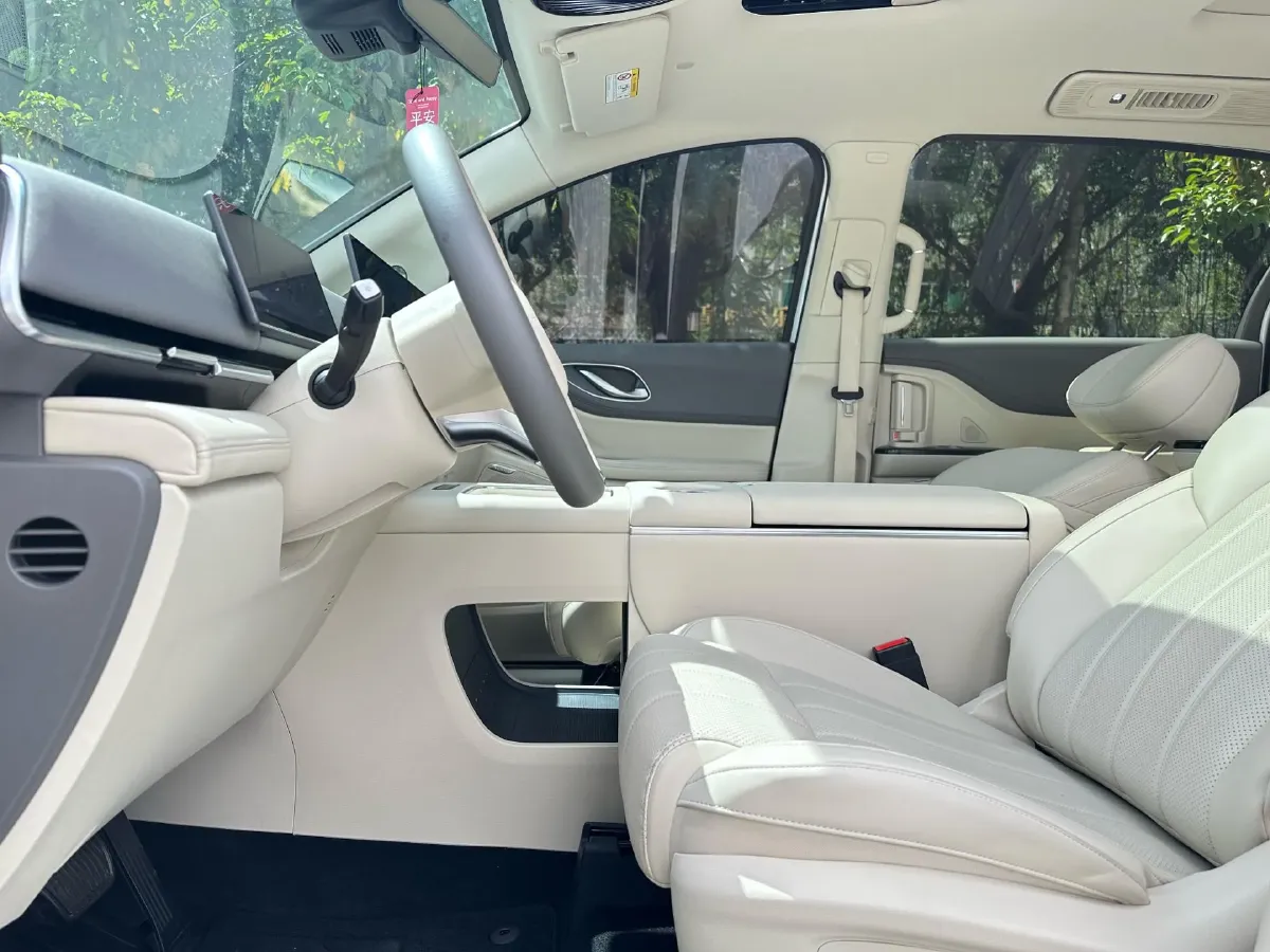 2025 Voyah Dream 1.5T 150HP L4 PHEV 41.7KWH,autocango,china used car exporter,china ev exporter,chinese used car exporter,chinese used ev exporter