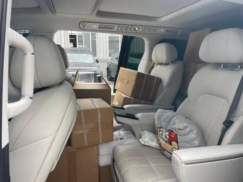 2025 Voyah Dream 1.5T 150HP L4 PHEV 41.7KWH,autocango,china used car exporter,china ev exporter,chinese used car exporter,chinese used ev exporter