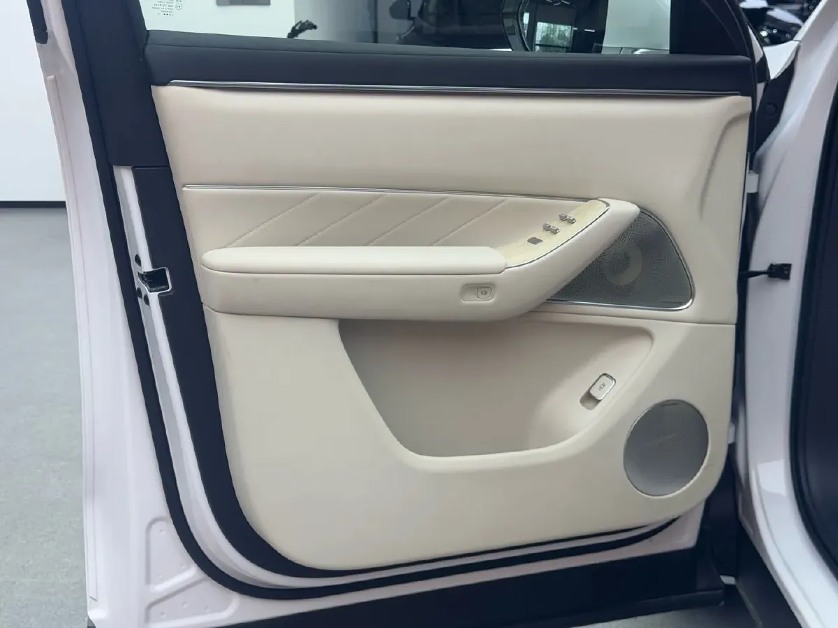 2025 AITO AITO M8 REEV 160HP REEV 53.4KWH,autocango,china used car exporter,china ev exporter,chinese used car exporter,chinese used ev exporter