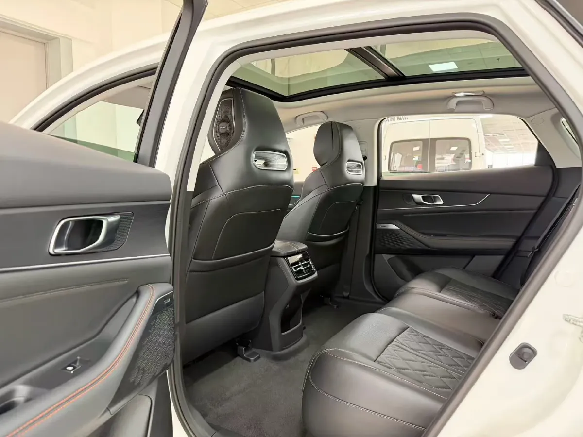 2021 ChangAn UNI-K 2.0T 233HP L4 8AT,autocango,china used car exporter,china ev exporter,chinese used car exporter,chinese used ev exporter