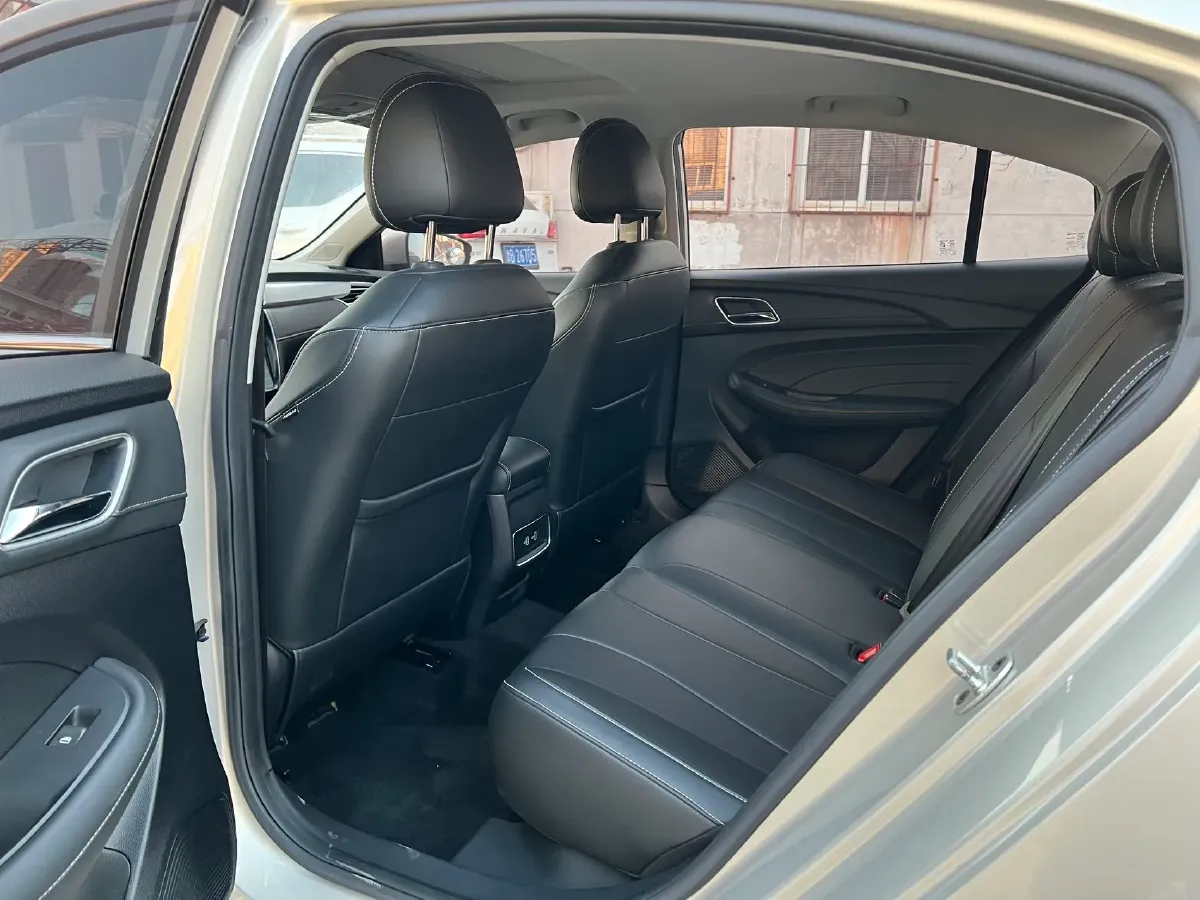 2020 Roewe i5 1.5L 120HP L4 5MT,autocango,china used car exporter,china ev exporter,chinese used car exporter,chinese used ev exporter