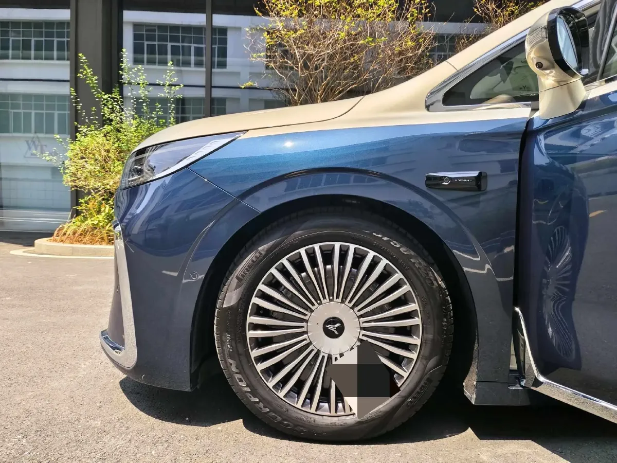 2025 Voyah Dream 1.5T 150HP L4 PHEV 41.7KWH,autocango,china used car exporter,china ev exporter,chinese used car exporter,chinese used ev exporter