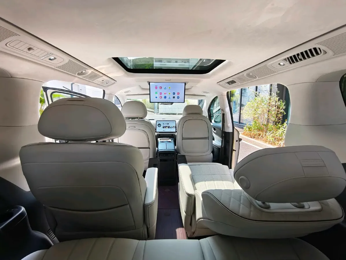 2025 Voyah Dream 1.5T 150HP L4 PHEV 41.7KWH,autocango,china used car exporter,china ev exporter,chinese used car exporter,chinese used ev exporter