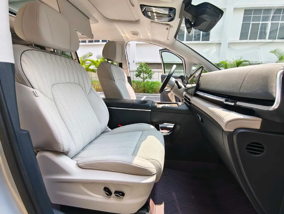 2025 Voyah Dream 1.5T 150HP L4 PHEV 41.7KWH,autocango,china used car exporter,china ev exporter,chinese used car exporter,chinese used ev exporter