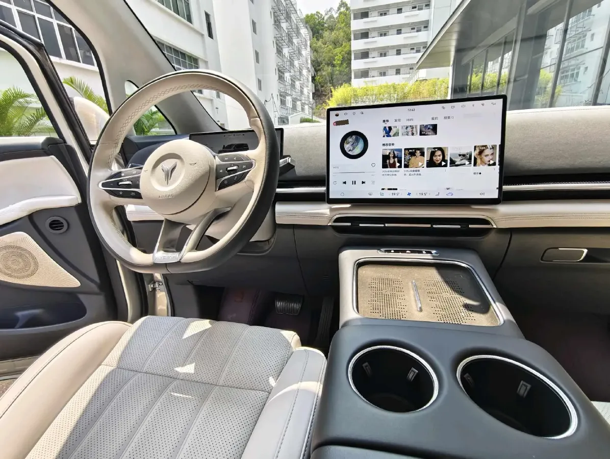 2025 Voyah Dream 1.5T 150HP L4 PHEV 41.7KWH,autocango,china used car exporter,china ev exporter,chinese used car exporter,chinese used ev exporter