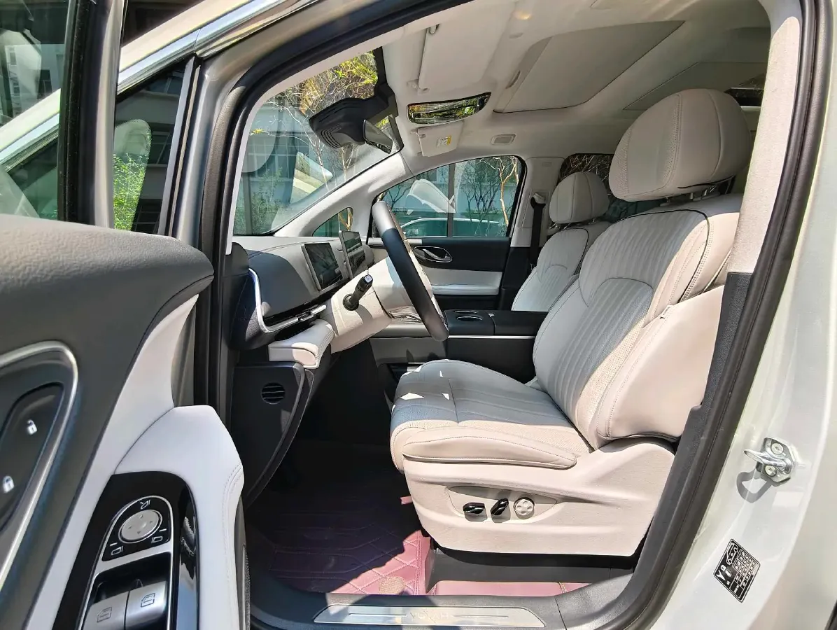 2025 Voyah Dream 1.5T 150HP L4 PHEV 41.7KWH,autocango,china used car exporter,china ev exporter,chinese used car exporter,chinese used ev exporter