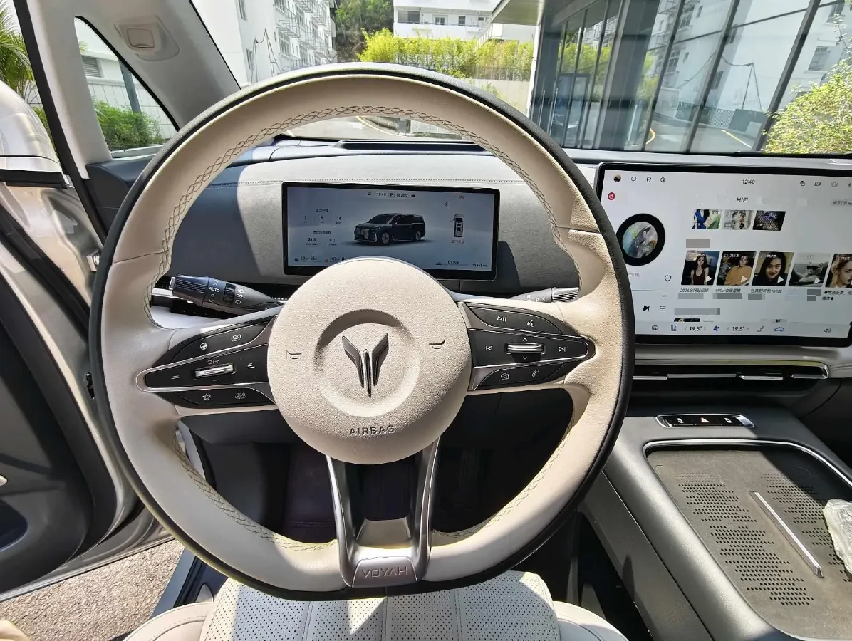 2025 Voyah Dream 1.5T 150HP L4 PHEV 41.7KWH,autocango,china used car exporter,china ev exporter,chinese used car exporter,chinese used ev exporter