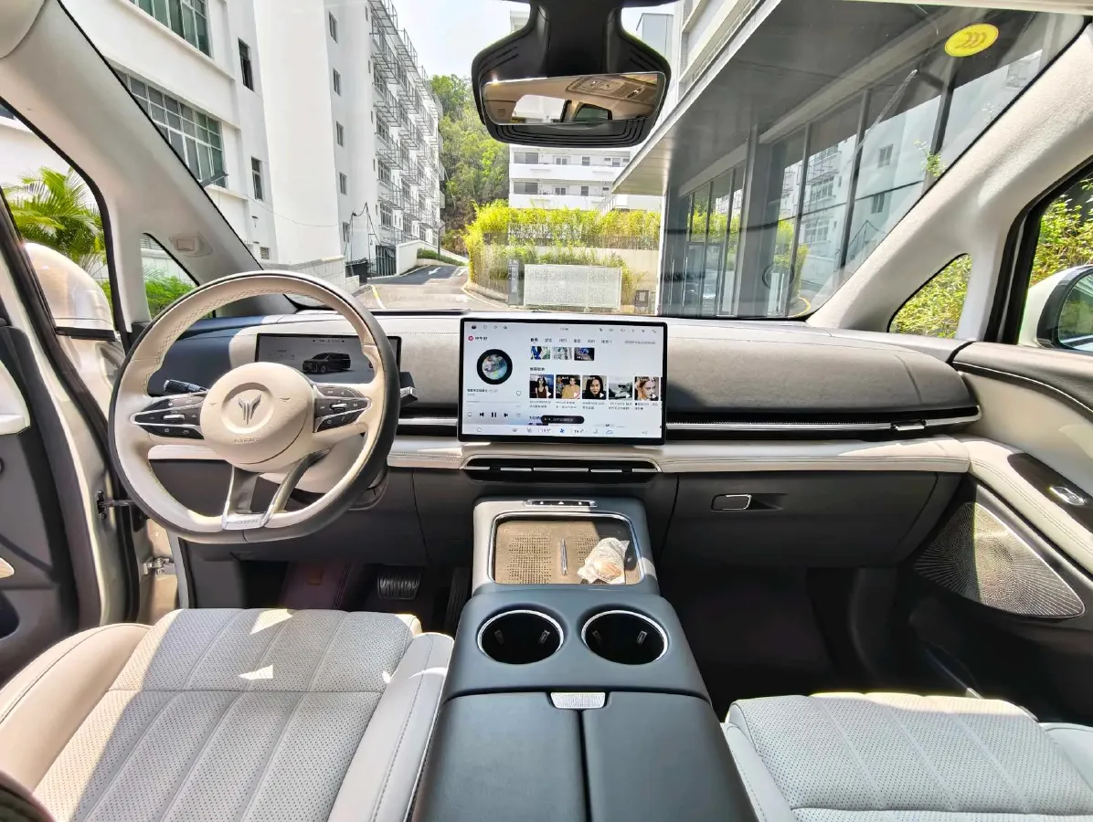 2025 Voyah Dream 1.5T 150HP L4 PHEV 41.7KWH,autocango,china used car exporter,china ev exporter,chinese used car exporter,chinese used ev exporter