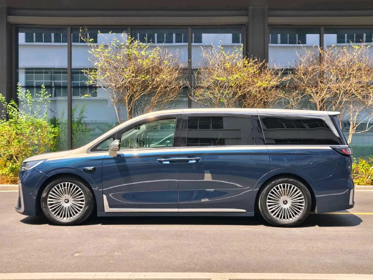 2025 Voyah Dream 1.5T 150HP L4 PHEV 41.7KWH,autocango,china used car exporter,china ev exporter,chinese used car exporter,chinese used ev exporter