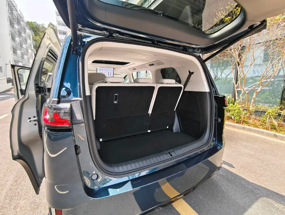 2025 Voyah Dream 1.5T 150HP L4 PHEV 41.7KWH,autocango,china used car exporter,china ev exporter,chinese used car exporter,chinese used ev exporter