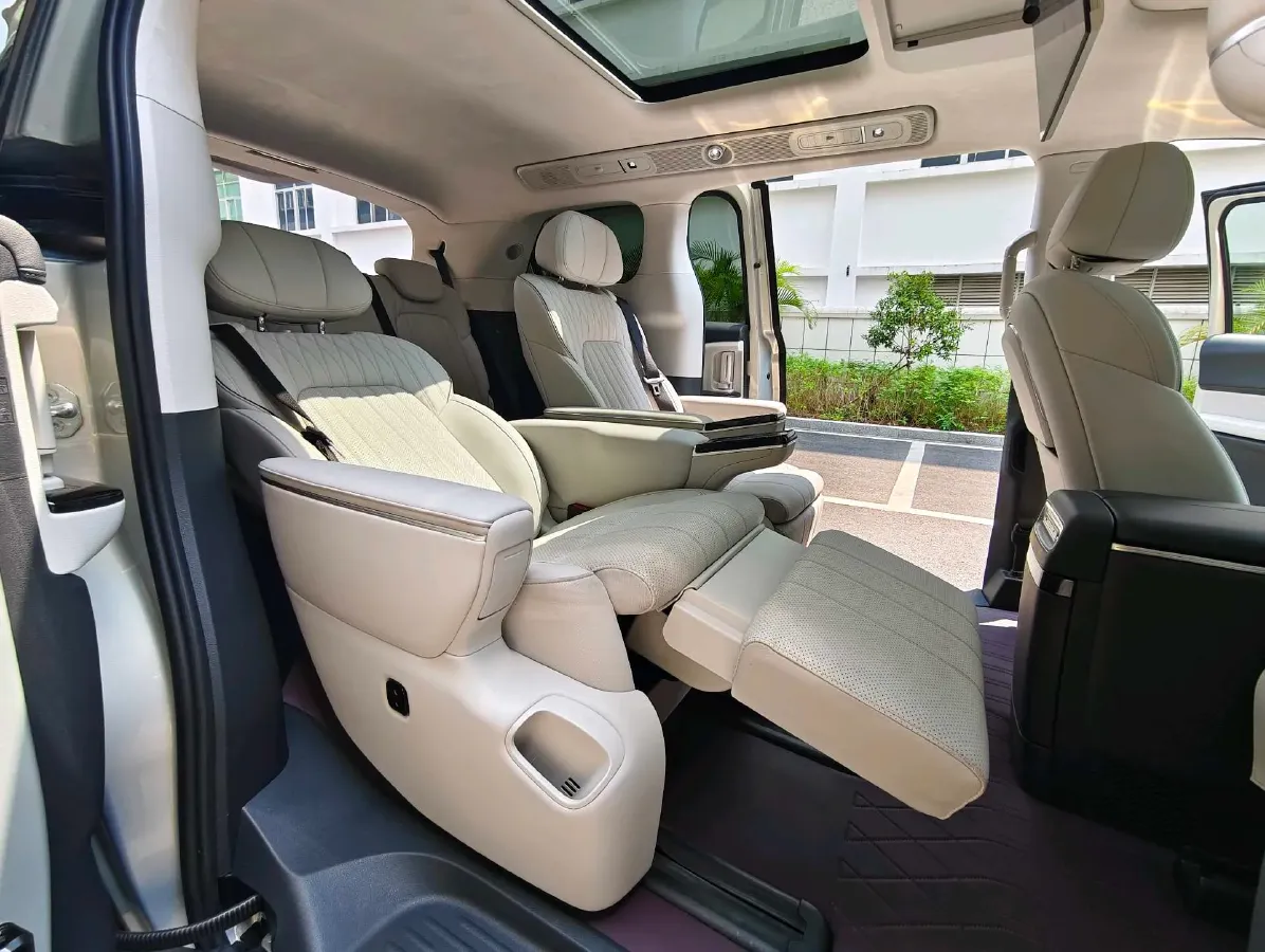 2025 Voyah Dream 1.5T 150HP L4 PHEV 41.7KWH,autocango,china used car exporter,china ev exporter,chinese used car exporter,chinese used ev exporter