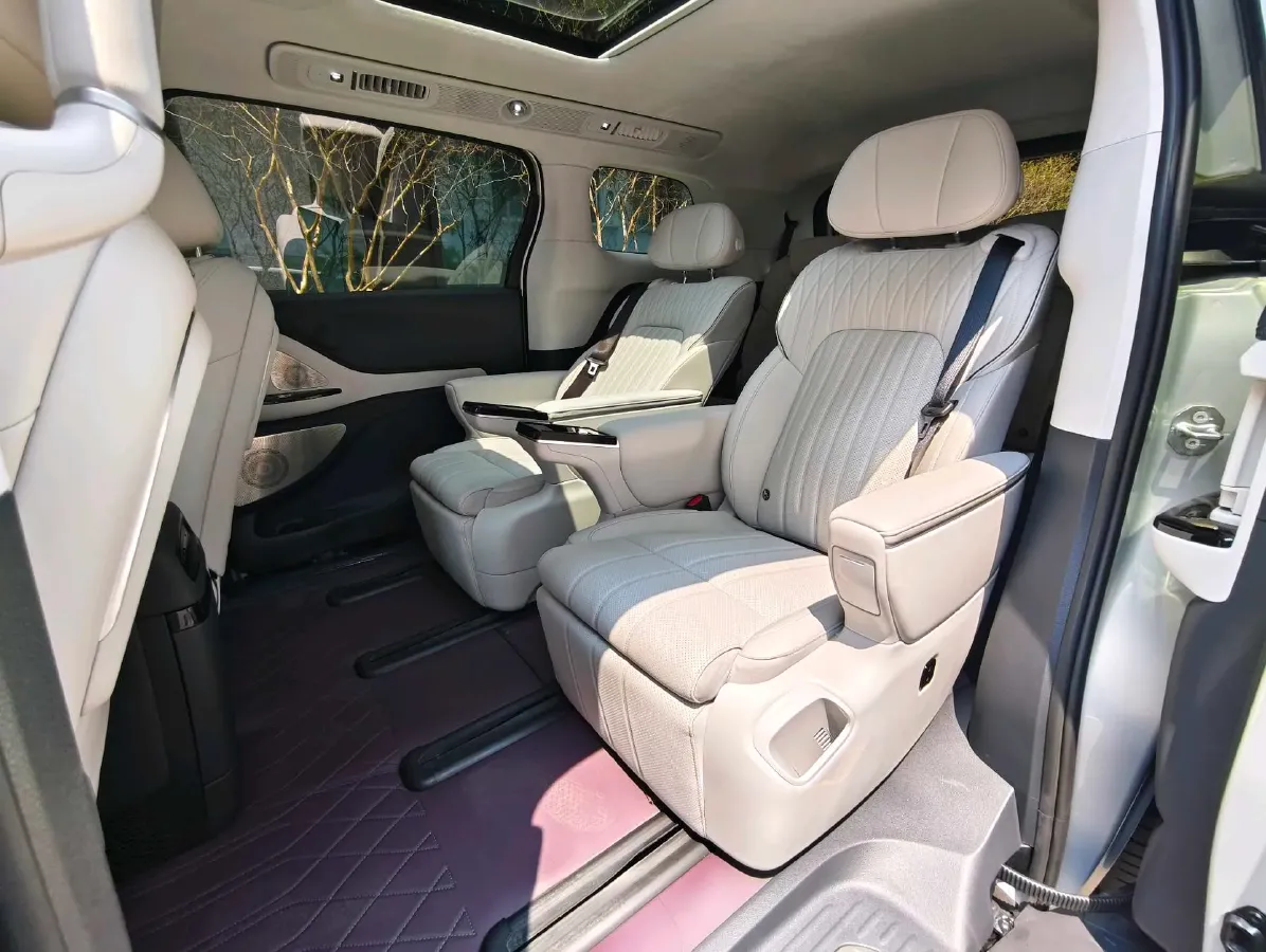 2025 Voyah Dream 1.5T 150HP L4 PHEV 41.7KWH,autocango,china used car exporter,china ev exporter,chinese used car exporter,chinese used ev exporter