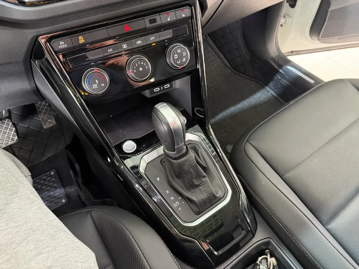 2022 Volkswagen T-Roc 1.4T 150HP L4 7DCT,autocango,china used car exporter,china ev exporter,chinese used car exporter,chinese used ev exporter