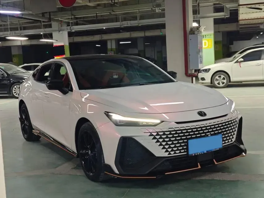 2023 ChangAn UNI-V 2.0T 233HP L4 8AT,autocango,china used car exporter,china ev exporter,chinese used car exporter,chinese used ev exporter