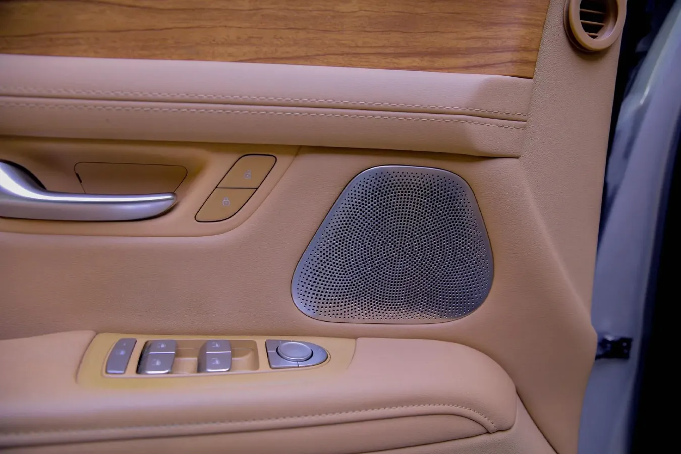 2024 AITO AITO M7 1.5T 152HP L4 REEV 40KWH,autocango,china used car exporter,china ev exporter,chinese used car exporter,chinese used ev exporter