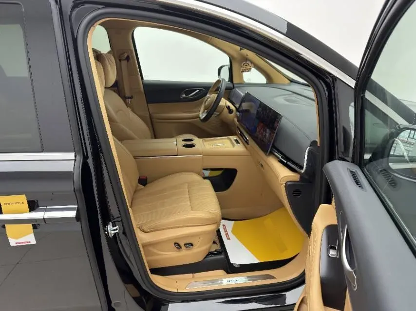 2025 Voyah Dream 1.5T 150HP L4 PHEV 41.7KWH,autocango,china used car exporter,china ev exporter,chinese used car exporter,chinese used ev exporter