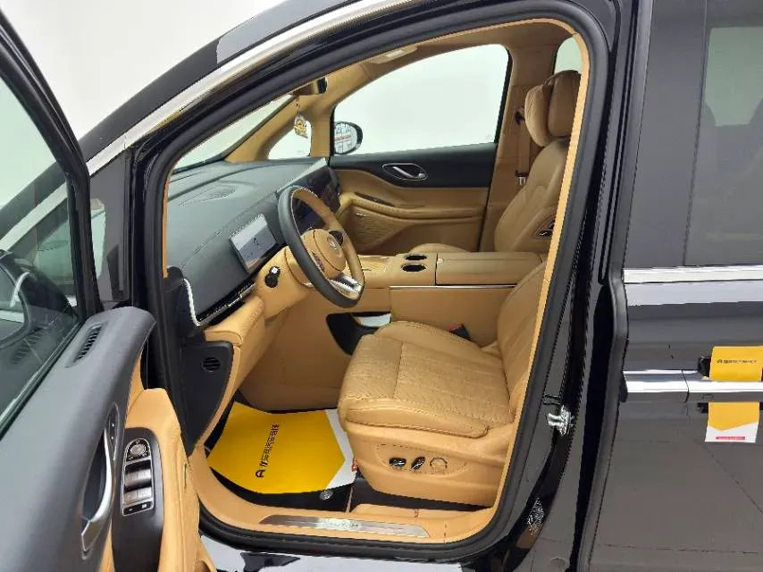 2025 Voyah Dream 1.5T 150HP L4 PHEV 41.7KWH,autocango,china used car exporter,china ev exporter,chinese used car exporter,chinese used ev exporter