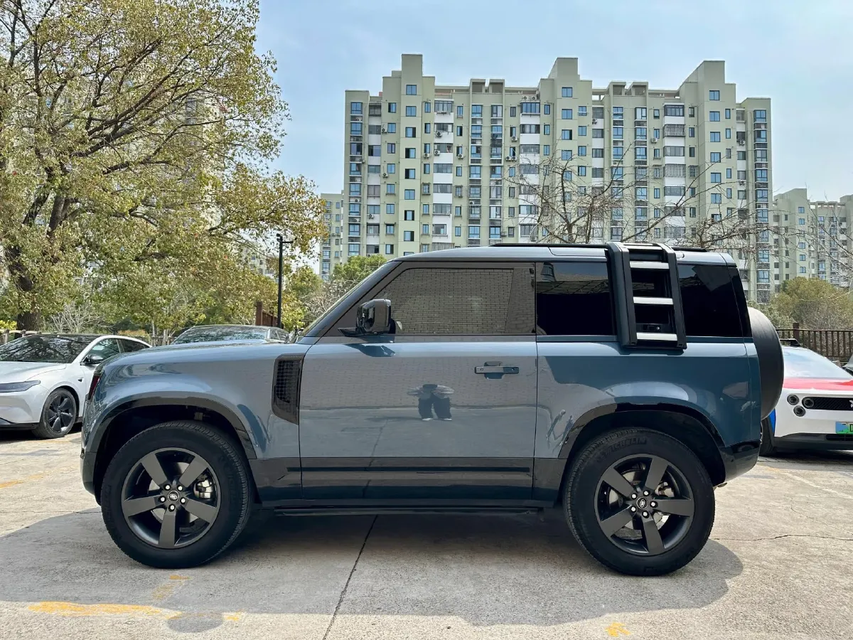 2022 Land Rover Defender 2.0T 300HP L4 8AT,autocango,china used car exporter,china ev exporter,chinese used car exporter,chinese used ev exporter