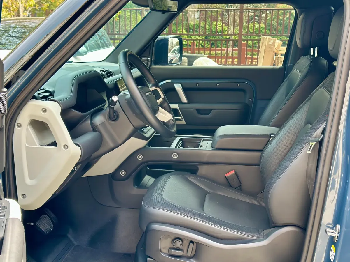 2022 Land Rover Defender 2.0T 300HP L4 8AT,autocango,china used car exporter,china ev exporter,chinese used car exporter,chinese used ev exporter