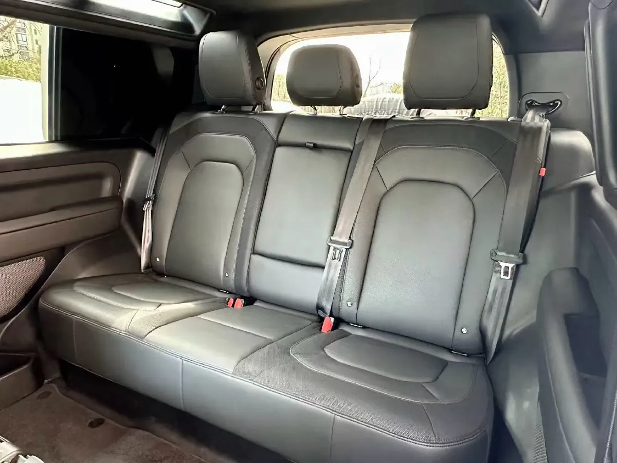 2022 Land Rover Defender 2.0T 300HP L4 8AT,autocango,china used car exporter,china ev exporter,chinese used car exporter,chinese used ev exporter