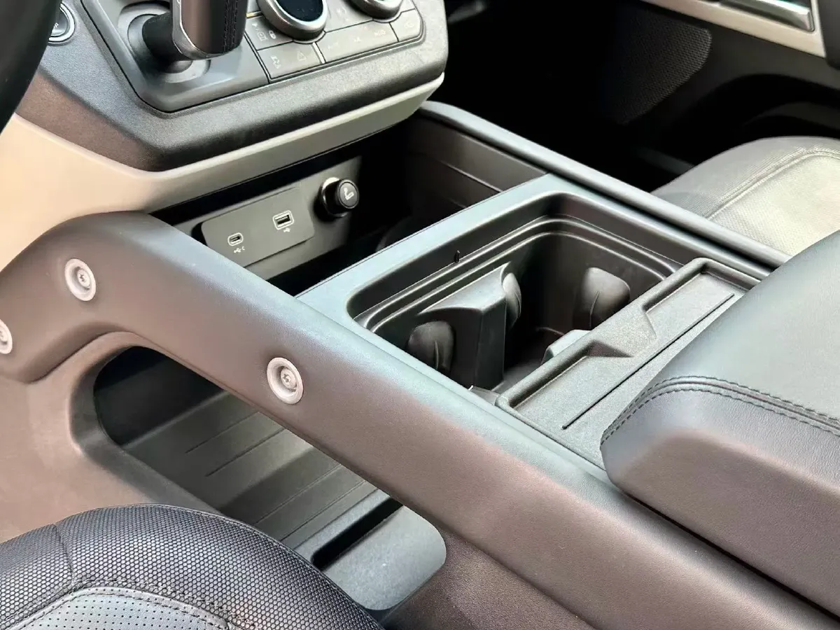 2022 Land Rover Defender 2.0T 300HP L4 8AT,autocango,china used car exporter,china ev exporter,chinese used car exporter,chinese used ev exporter