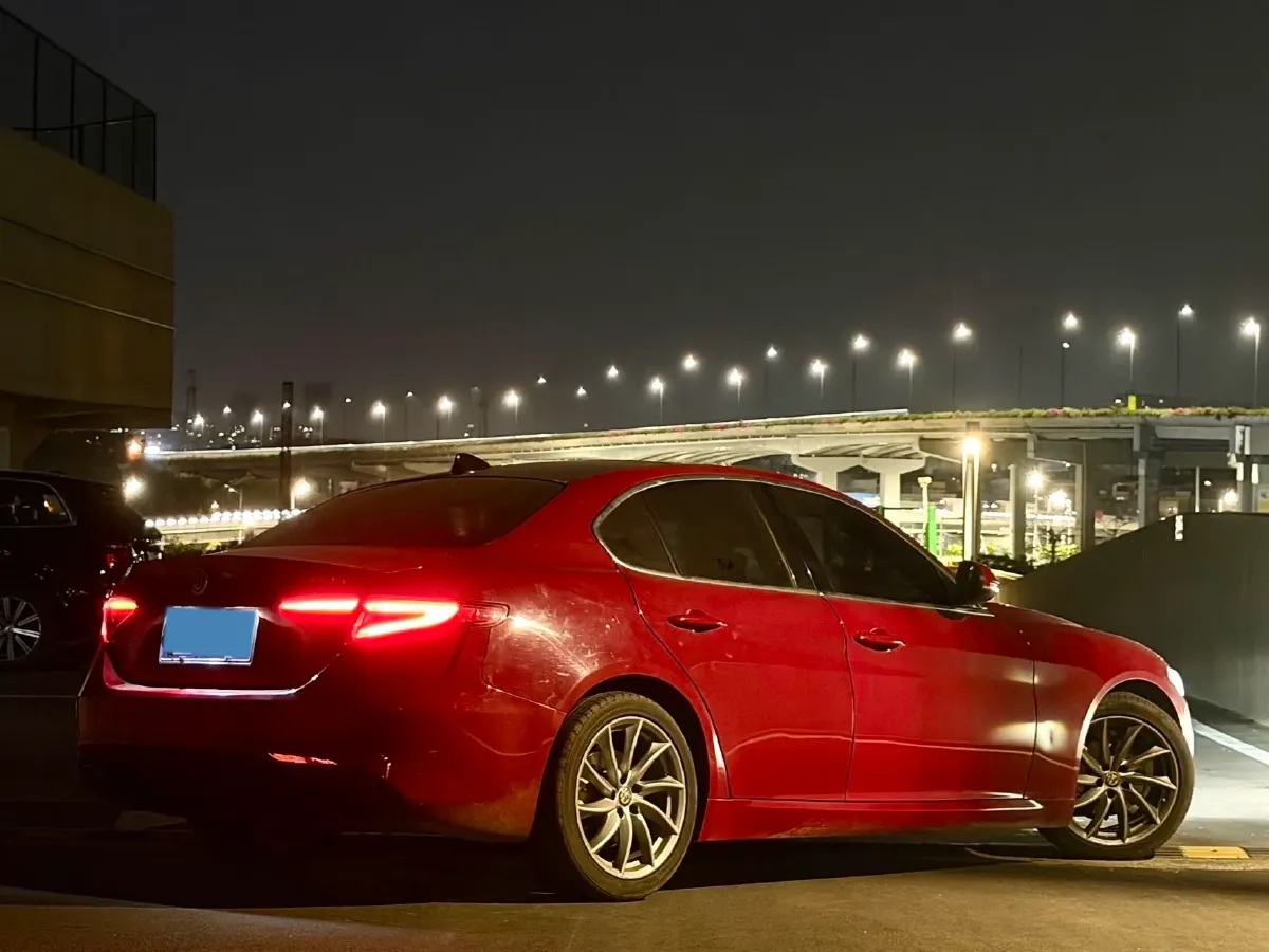 2017 Alfa Romeo Giulia 2.0T 200HP L4 8AT,autocango,china used car exporter,china ev exporter,chinese used car exporter,chinese used ev exporter