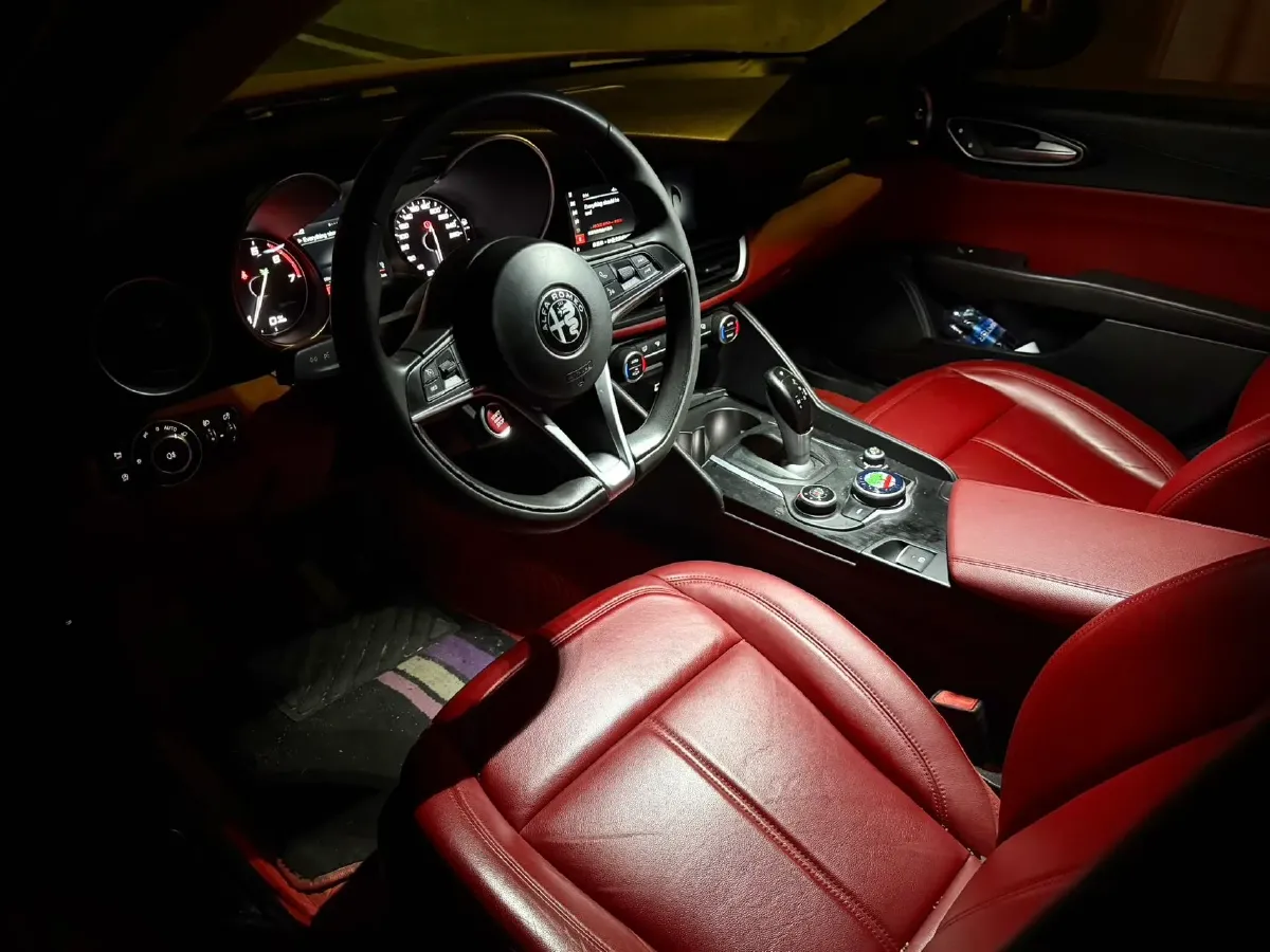 2017 Alfa Romeo Giulia 2.0T 200HP L4 8AT,autocango,china used car exporter,china ev exporter,chinese used car exporter,chinese used ev exporter