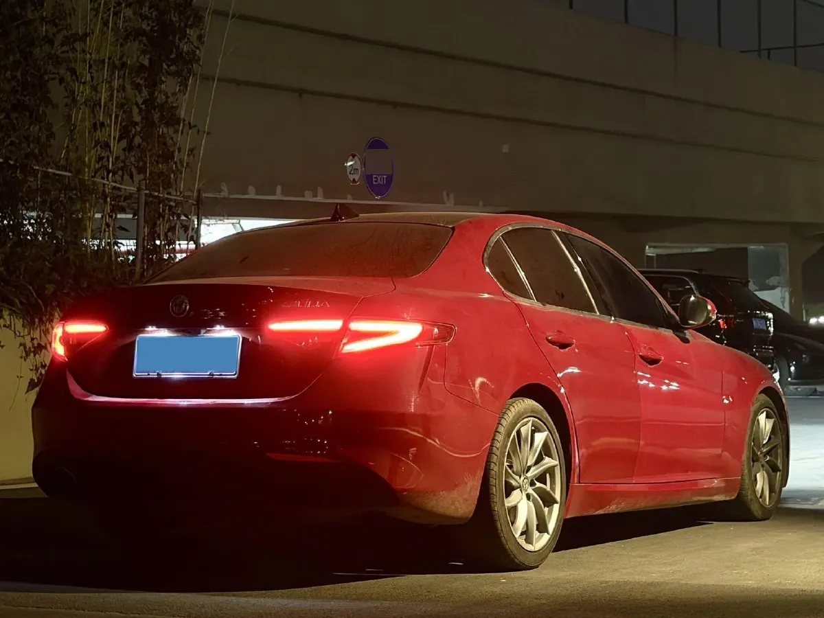 2017 Alfa Romeo Giulia 2.0T 200HP L4 8AT,autocango,china used car exporter,china ev exporter,chinese used car exporter,chinese used ev exporter