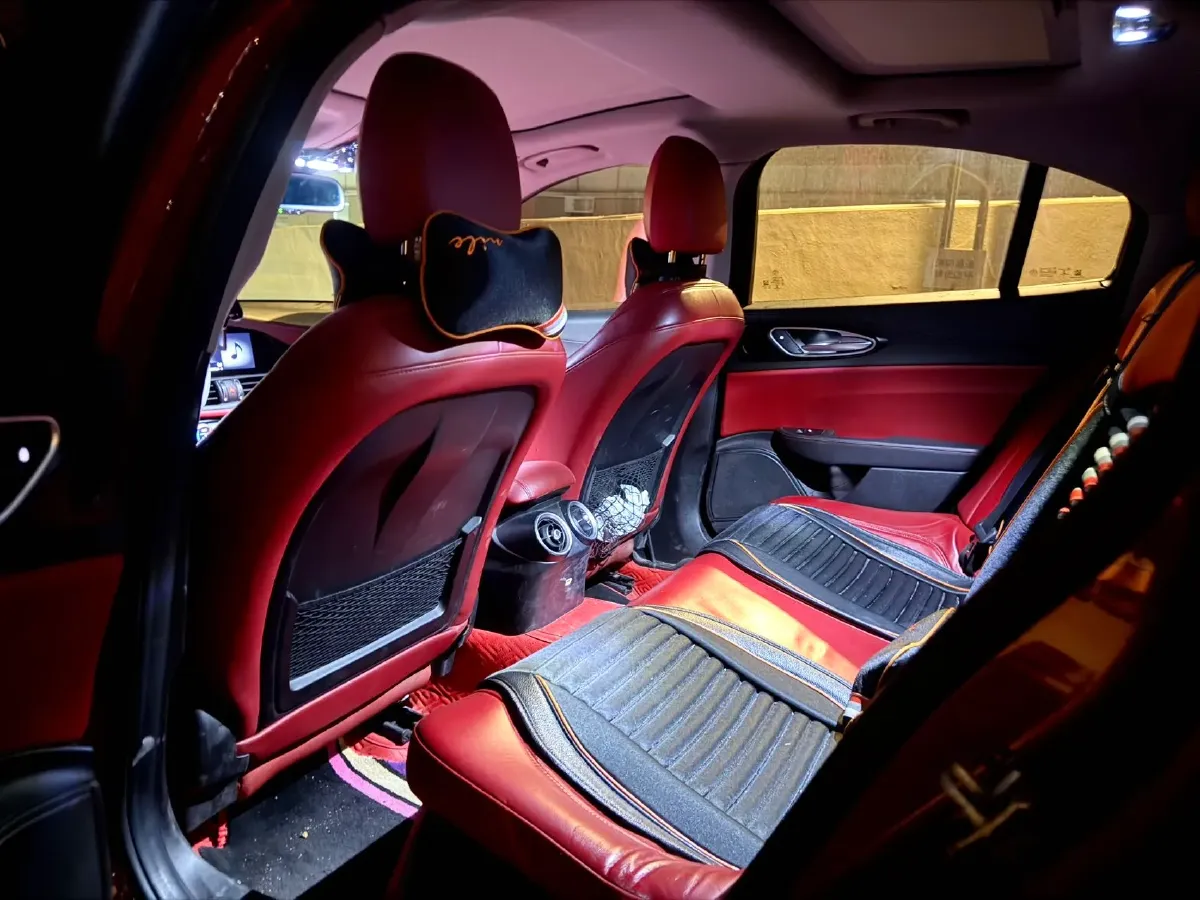 2017 Alfa Romeo Giulia 2.0T 200HP L4 8AT,autocango,china used car exporter,china ev exporter,chinese used car exporter,chinese used ev exporter