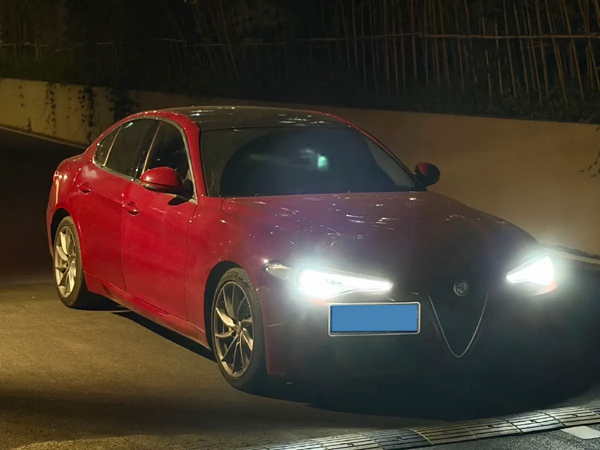 2017 Alfa Romeo Giulia 2.0T 200HP L4 8AT,autocango,china used car exporter,china ev exporter,chinese used car exporter,chinese used ev exporter