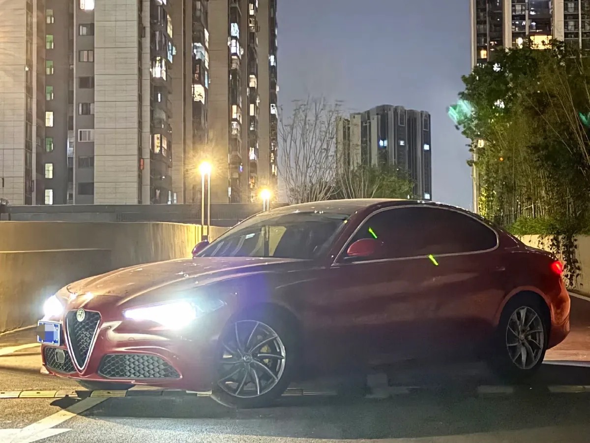 2017 Alfa Romeo Giulia 2.0T 200HP L4 8AT,autocango,china used car exporter,china ev exporter,chinese used car exporter,chinese used ev exporter